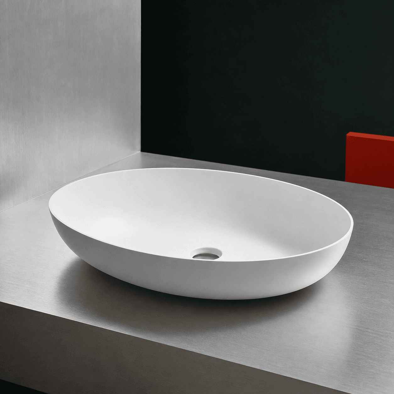 Ovale witte solid-surface waskom op een metalen sokkel