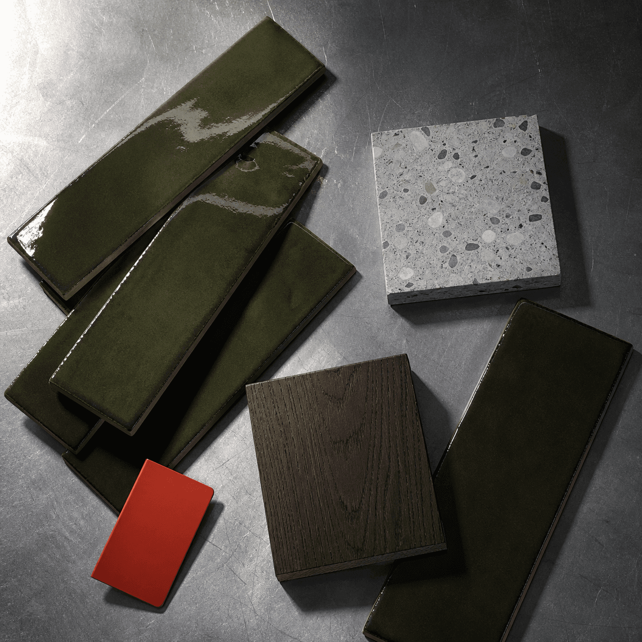 Groene geglazuurde tegels, terrazzo, hout en metaal